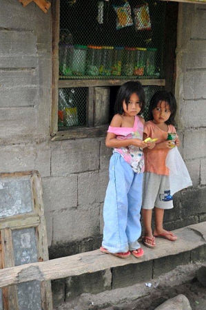 Philippines, Mindanao, children in front of Sari Sari Store